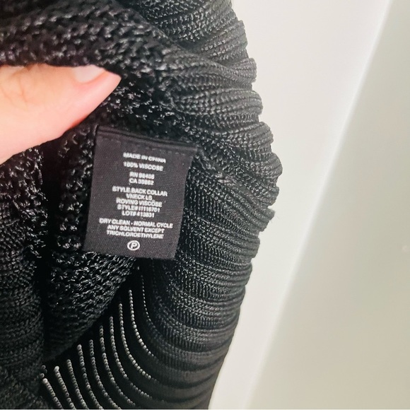 Theory Back Collar Roving Cropped Sweater Black Small. - Picture 8 of 9